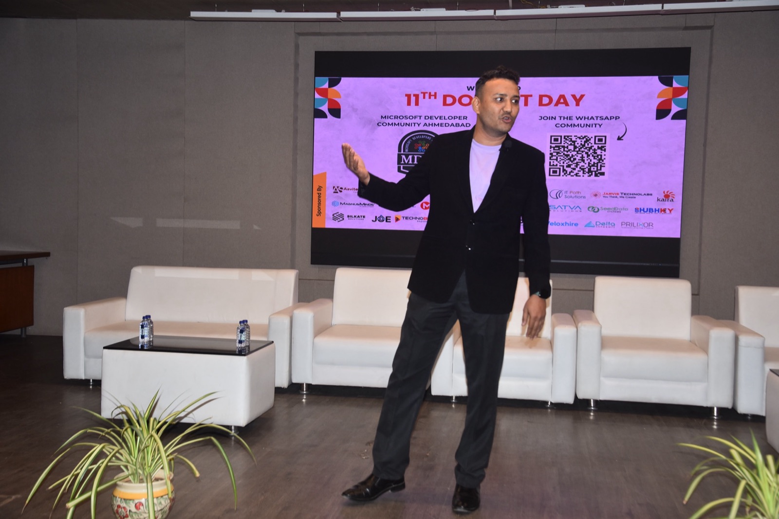 Jigar Joshi delivering the opening keynote on stage at 11th DOT NET DAY by MDCA Ahmedabad
